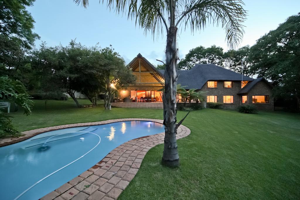 50 On Shepherd Boutique Guest House Sandton Buitenkant foto
