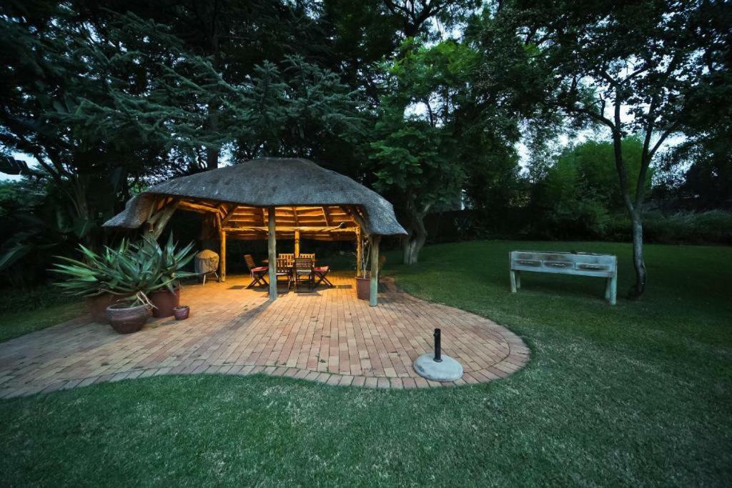 50 On Shepherd Boutique Guest House Sandton Buitenkant foto